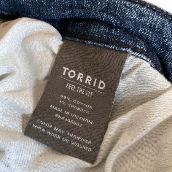 Torrid Crop Boyfriend Womens Jeans Sz 22 Distressed Frayed Hem Stretch Denim - Picture 12 of 12